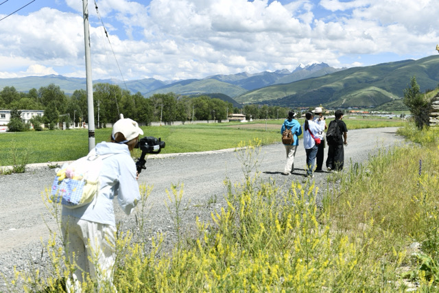 摄制组于呷拉乡青稞田野录制剧情画面