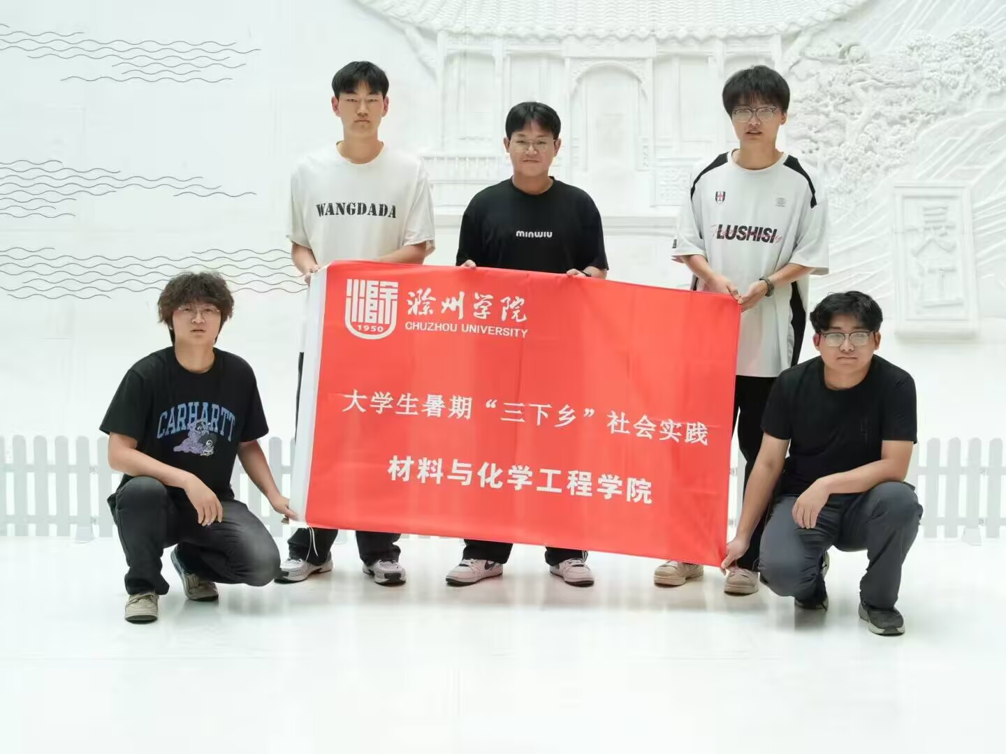�Ƚ������뻯ѧ����ѧԺ�����������в���ݿ�չ�����к�ɫ���� ʵ���