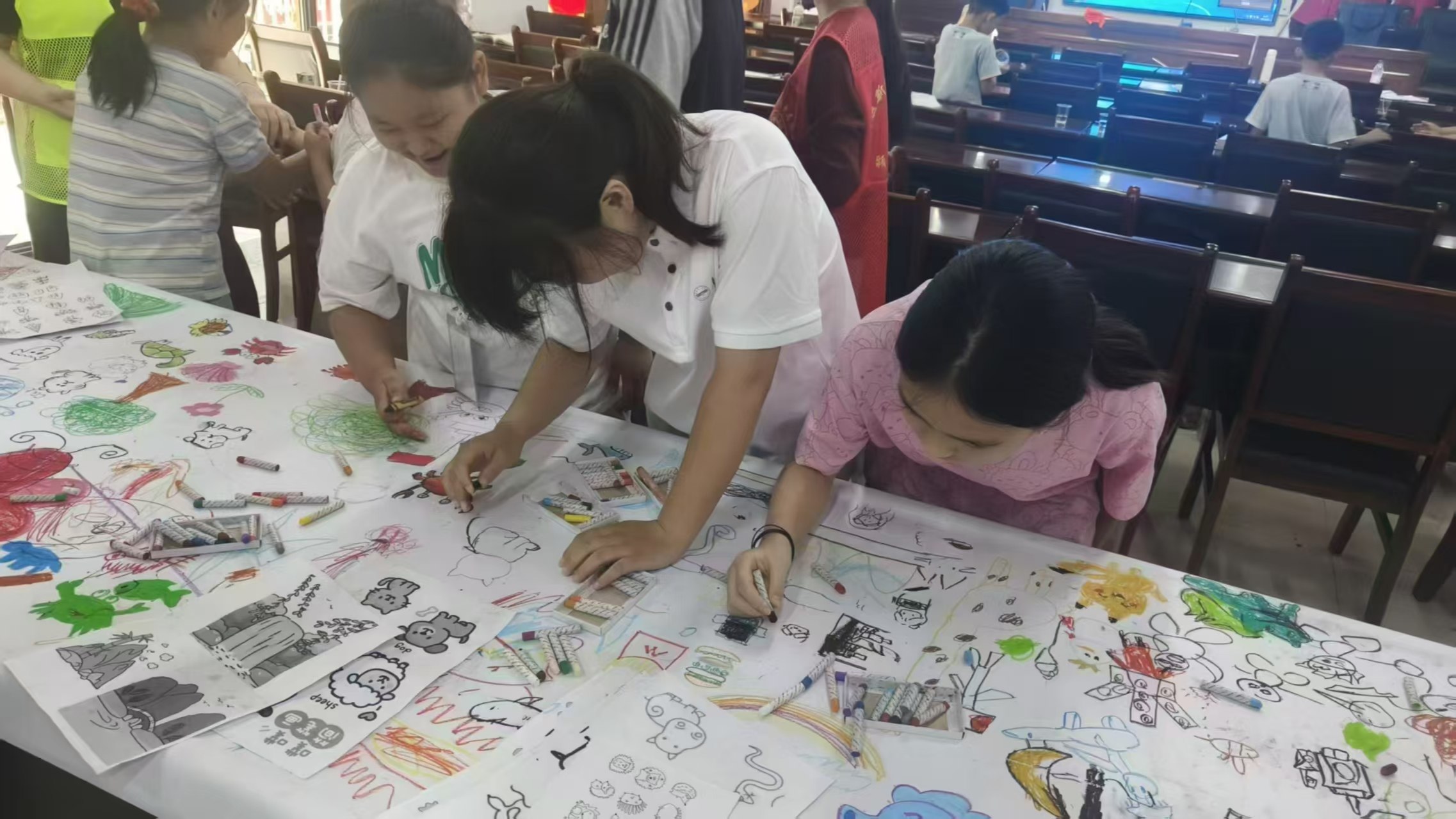 志愿者与小朋友们共同描绘绿色美好家园