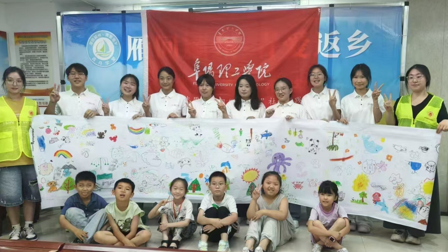 图4:颍淮绘绿志愿队队员与陈庄社区小朋友合影留念