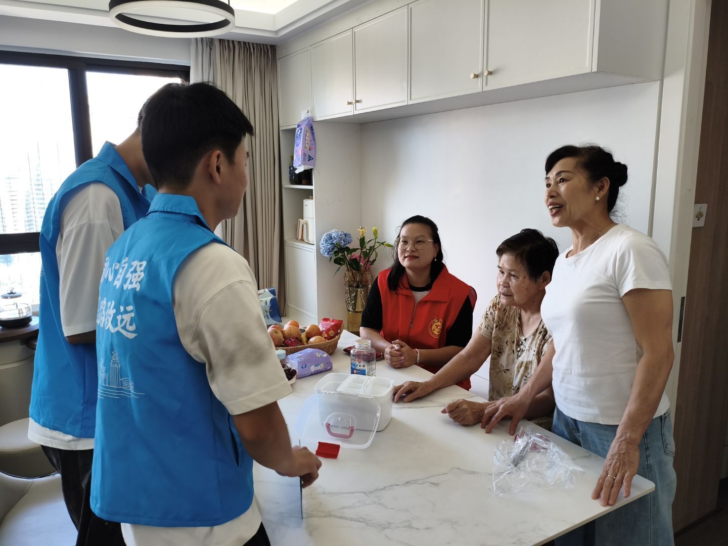 图3 实践队员入户走访村民,讲解安全用药知识