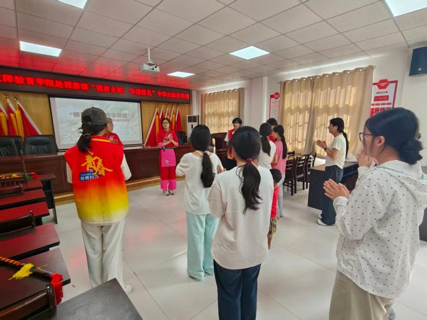 (实践队员带领孩子们进行热身活动 廖云豪供图)