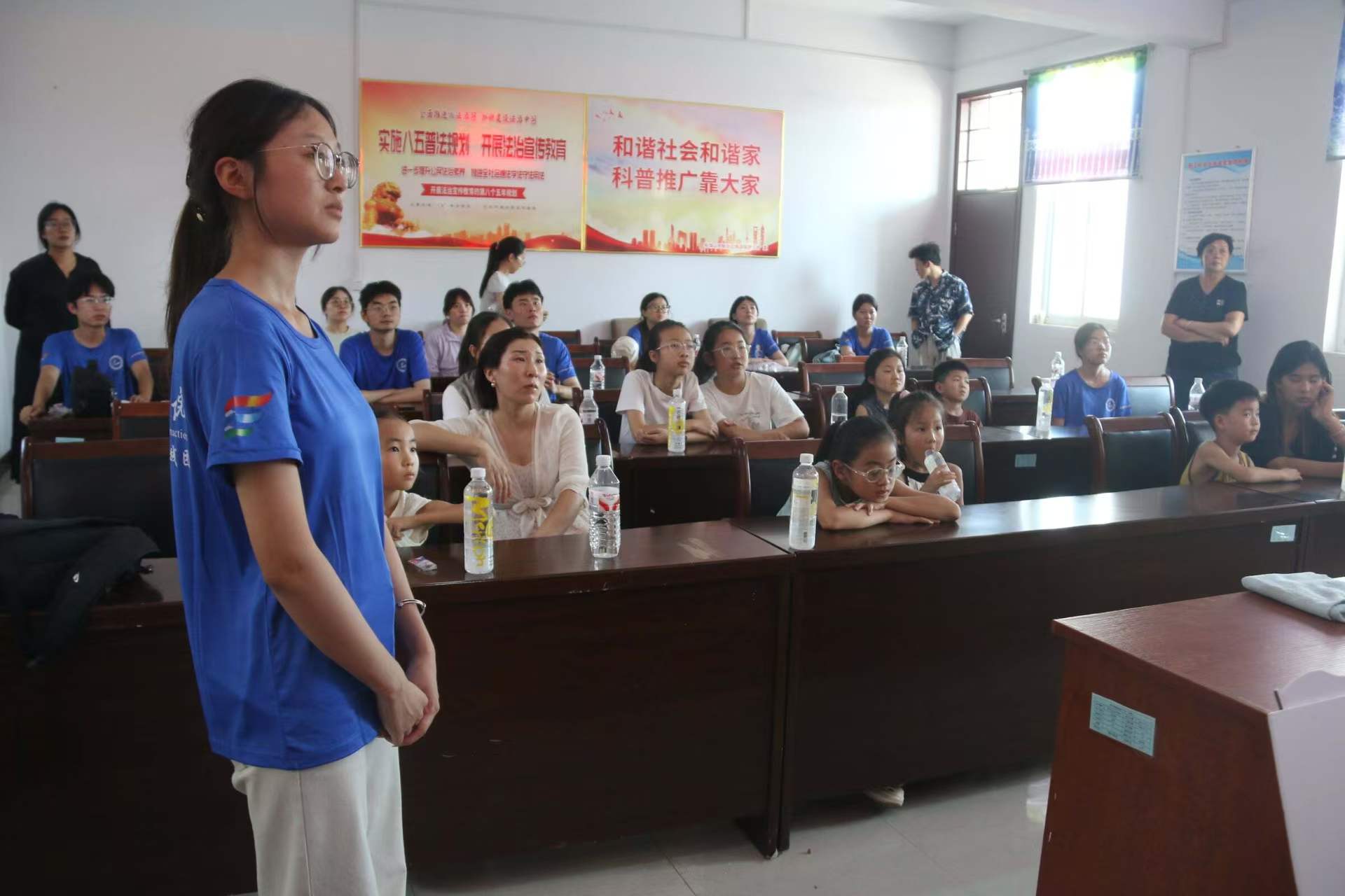 ���ϳǽ�ѧԺ���������磺��ѧ��ɫ���£�����ɫ���񡱺�ɫ����С����