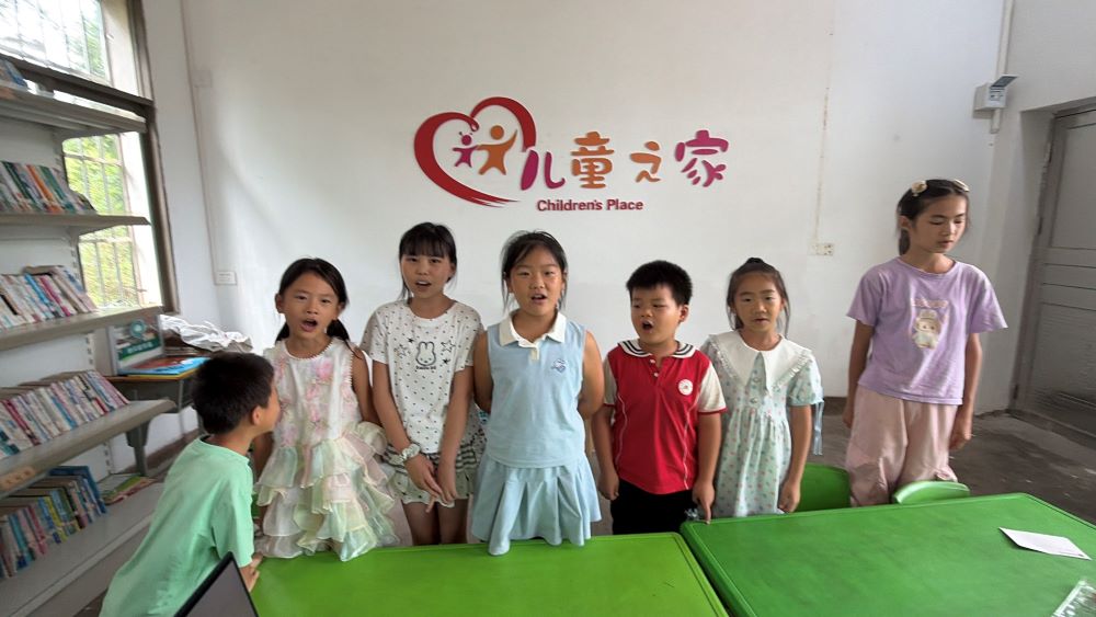 图为小朋友背诵古诗