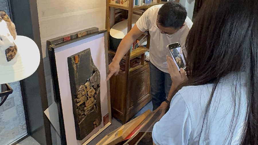 文兴赋能乡村实践团观赏陶桂生个人艺术作品