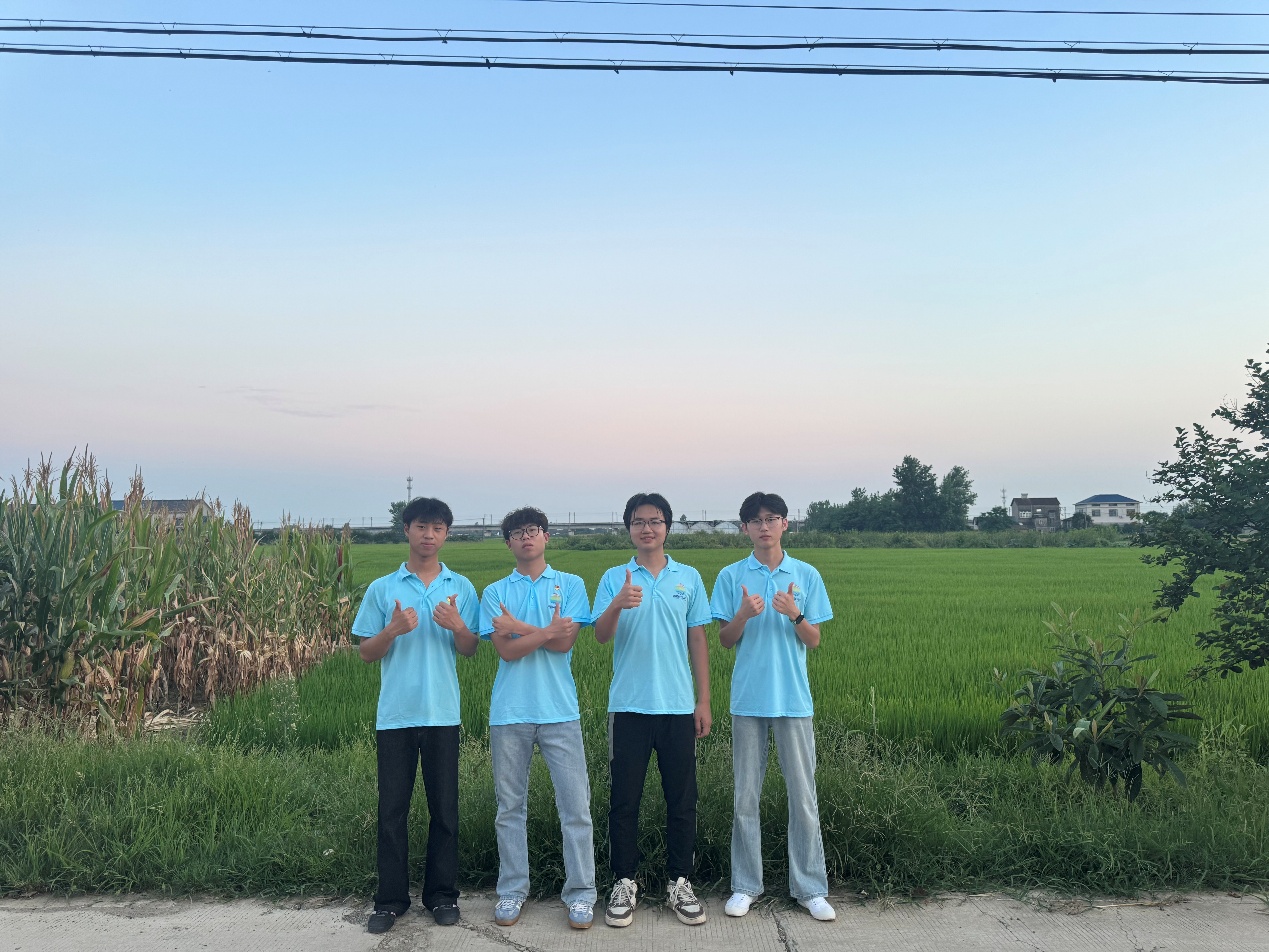 志愿服务队队员伫立在十里店村乡野稻田旁合影。一望无际的农田是青年学子的实践课堂,队员立足广袤乡土,沉浸式感受乡村风貌,坚定投身基层服务的信念,将乡村大地作为行走思政课堂,以青春力量助力乡村儿童成长。
