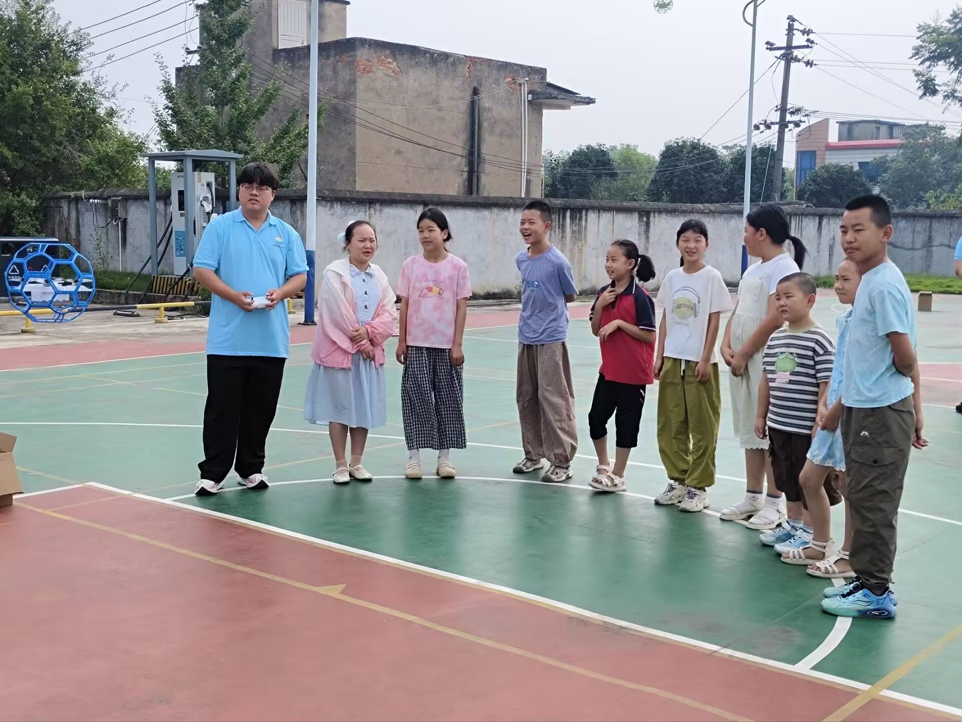 户外实操环节,志愿者现场演示无人机足球操控方法,孩子们有序列队等候分组体验,近距离学习飞行器摇杆操控、紧急制动等实操技巧。