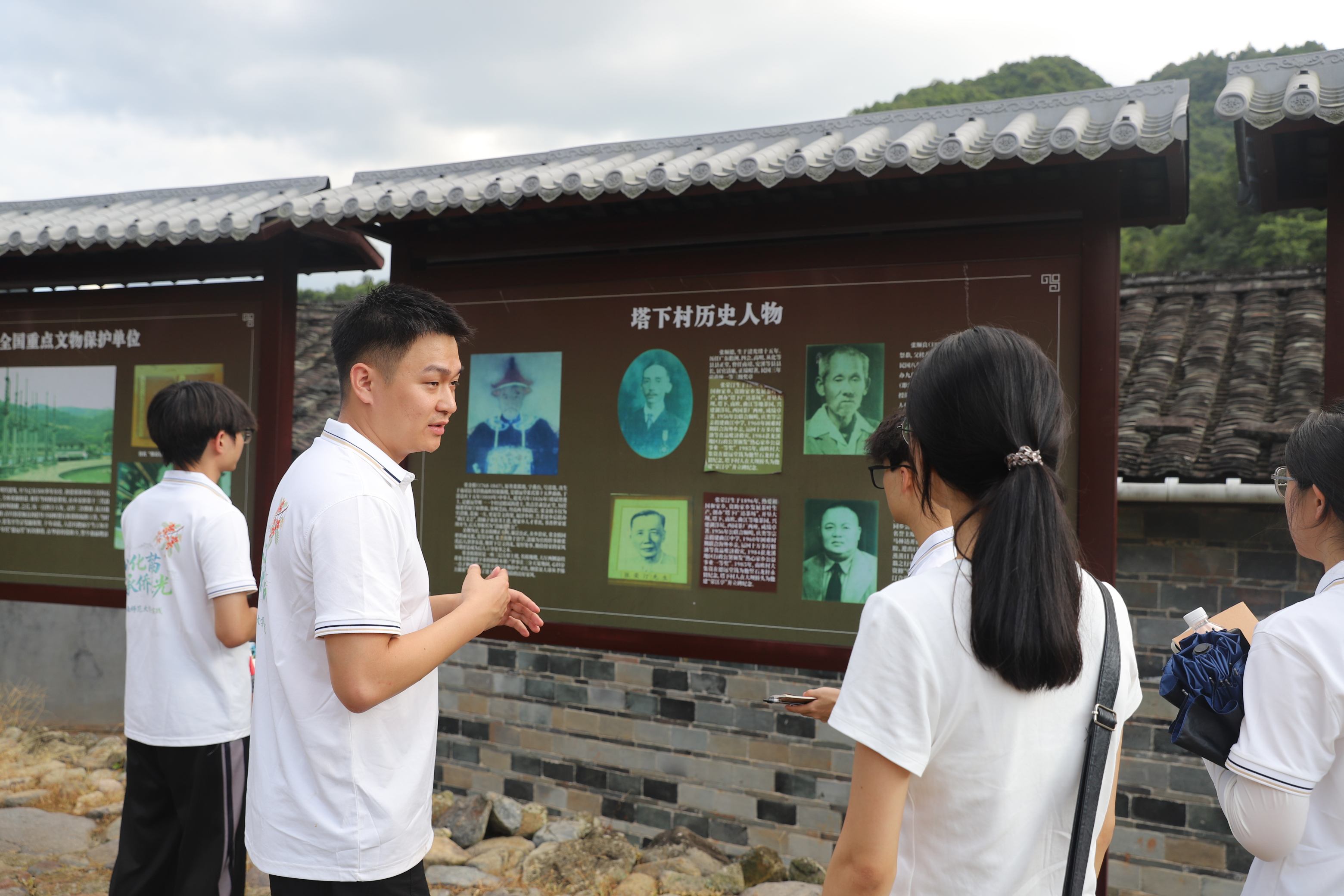 实践队在德远堂石龙旗杆前听取现场讲解 学院暑期社会实践队 供图
