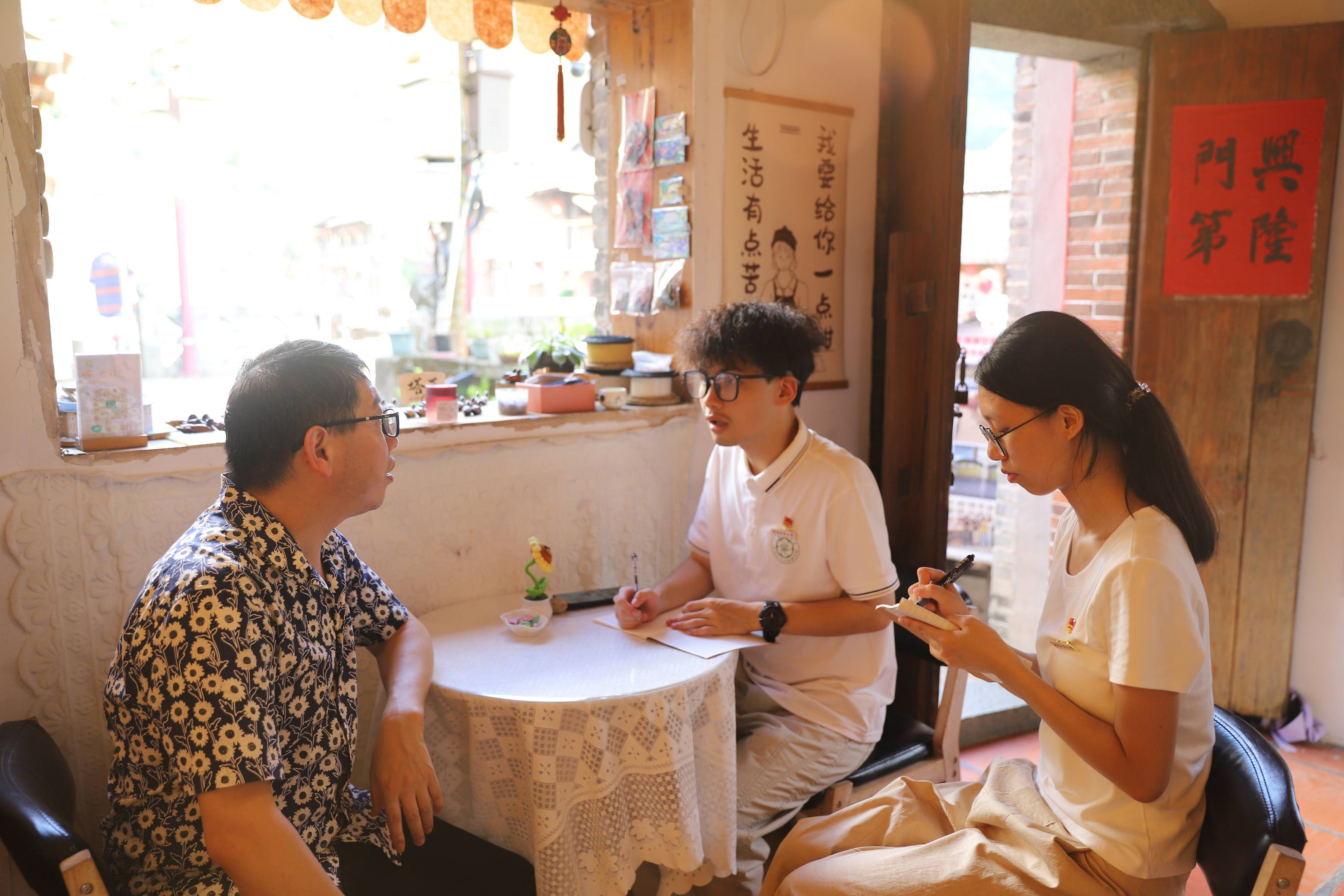 实践队队员在侨裔家中采访记录侨领事迹 学院暑期社会实践队 供图