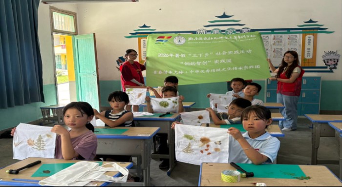 图为实践团成员在云上粮仓参观老种子收集展示。文秋兰 供图