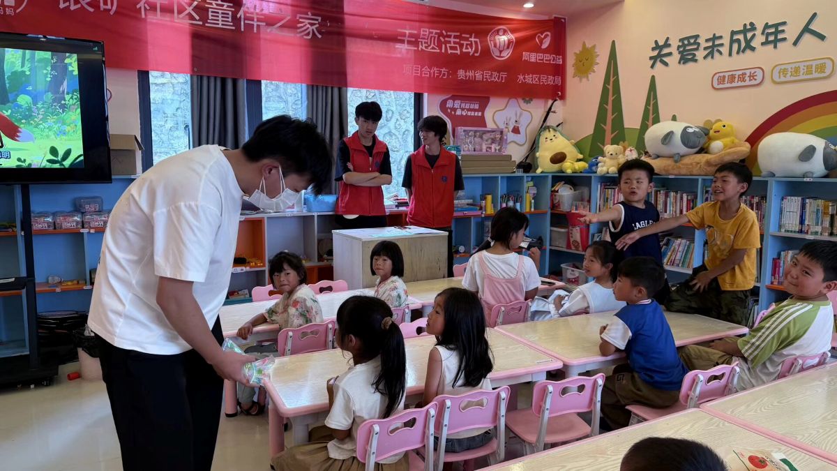 图为志愿者扮演陌生人诱导小孩子。张嘉怡供图
