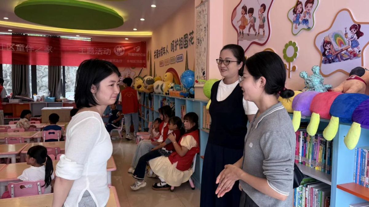 图为指导老师邓玉婷和曹旋与社区负责交流访谈。张嘉怡供图