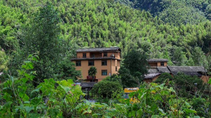 ���ڡ������硱�ߡ���˼����ʵ���ж�ح�ഺ�����۲����ʵ���ţ���"̫��"��ҫ���� �ճ�̫��
