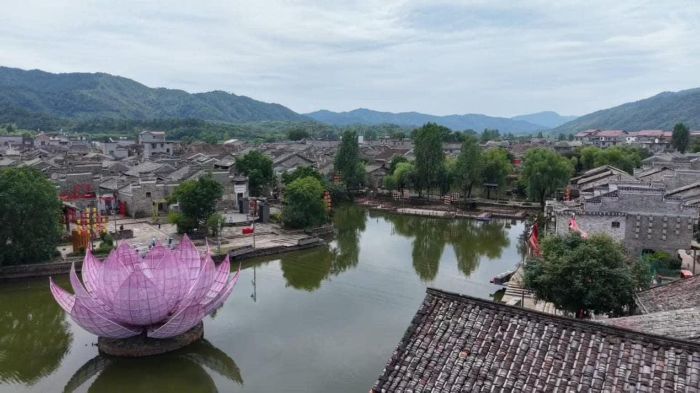 ���ڡ������硱�ߡ���˼����ʵ���ж�ح�ഺ�����۲����ʵ���ţ�����ӳ�Ŵ� ʵ�ɻ��¾�