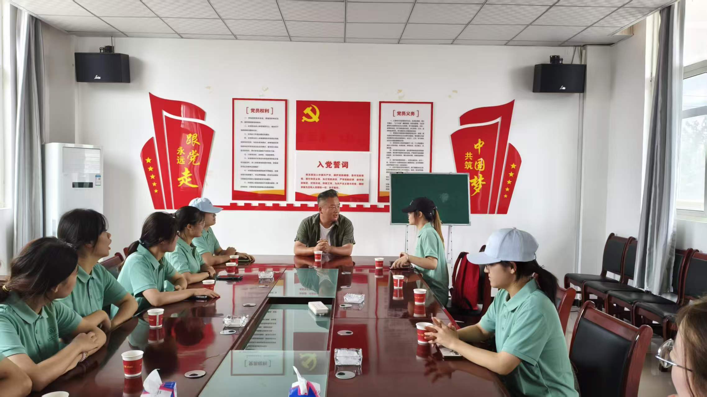 与产业园区技术人员进行探讨