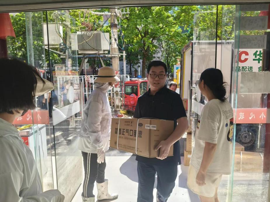 王超老师在广西贵港市港北区新华社区协助搬运救灾物资