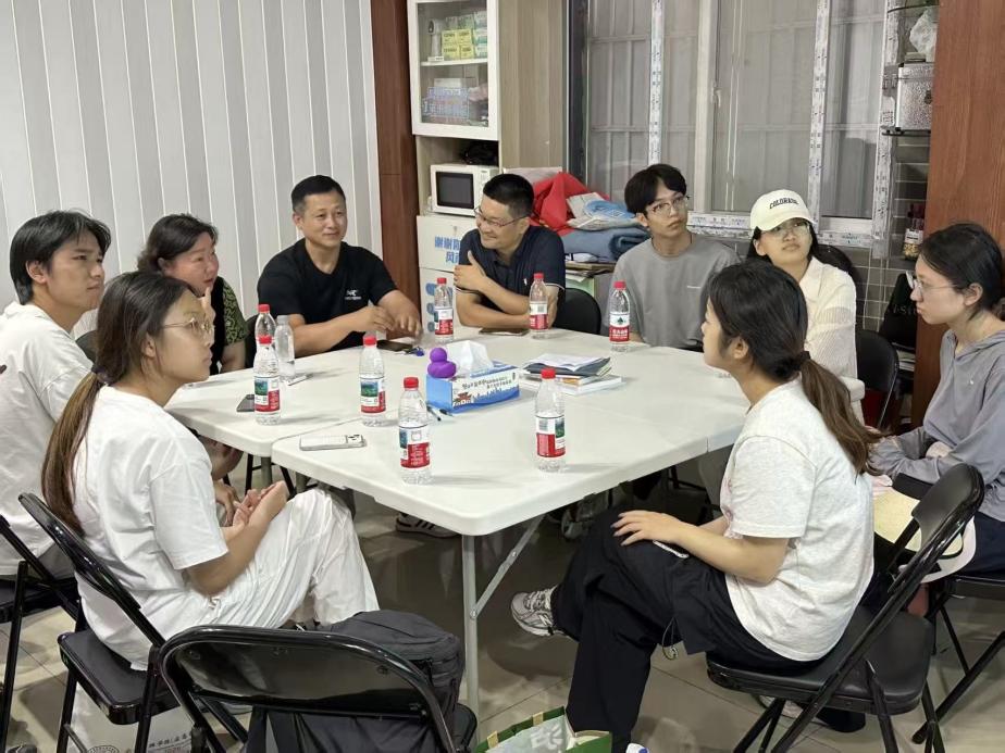 团队成员在南京门东社区与社区工作人员进行应急建设交流