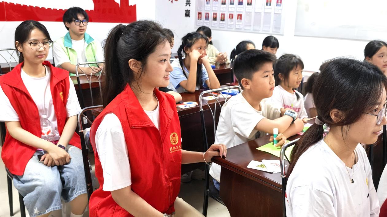 图2 志愿者陪伴小朋友观看心理知识PPT