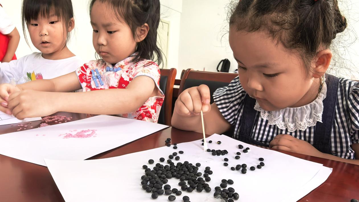 图3 生态科普课堂小朋友用种子绘制图画