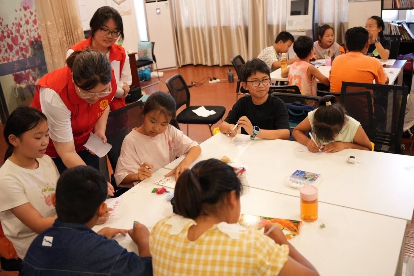 图4 孩子们制作烦恼卡片