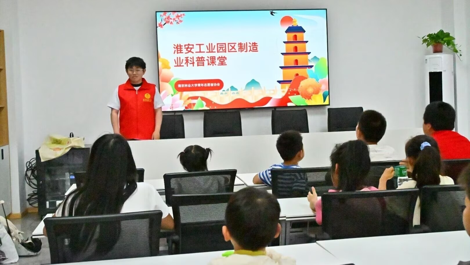 图5 志愿者在淮安工业园区讲解制造业