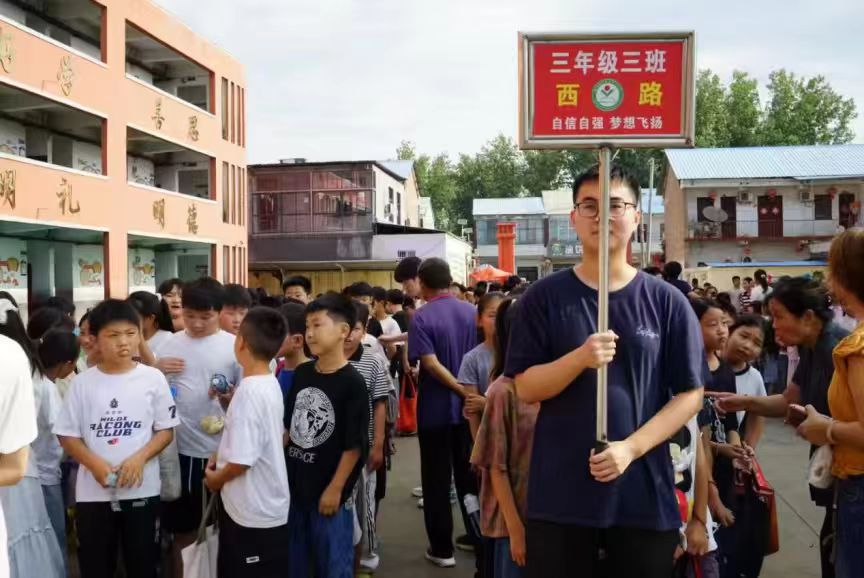 志愿者手举班牌