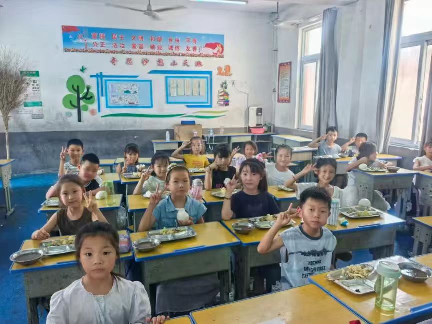 孩子们在教室有序就餐