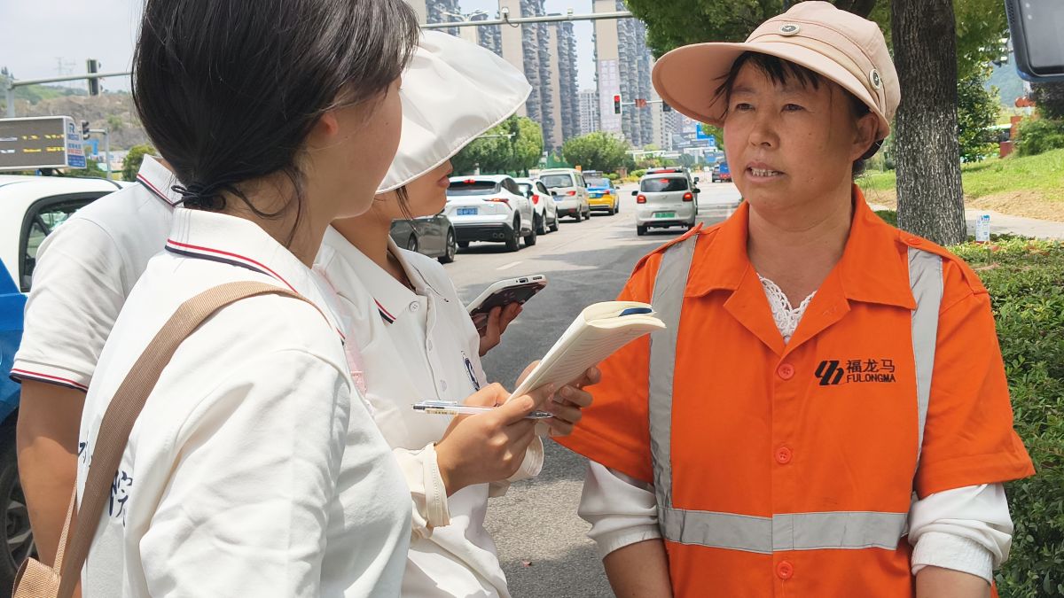 图为队员采访一线环卫工人。吴延骄 供图