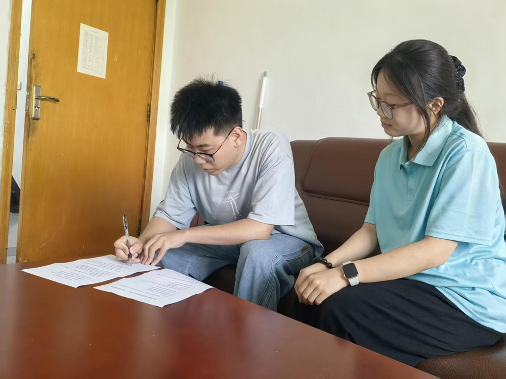 图为实践队员访谈跋山水库管理中心工作人员 王佳怡摄