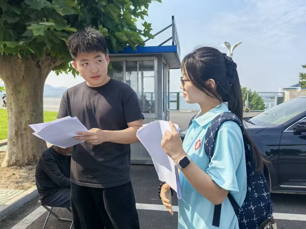 图为实践队员走访游玩群众开展调研 王佳怡摄