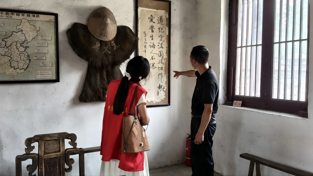 队员参观灵北抗日中学旧址