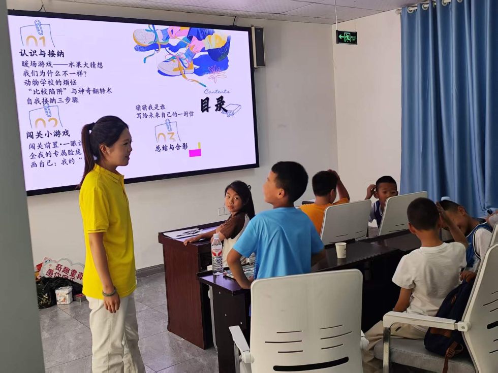 图为三岔河社区心理成长课堂,学生主动举手参与互动小游戏。吴勉 供图
