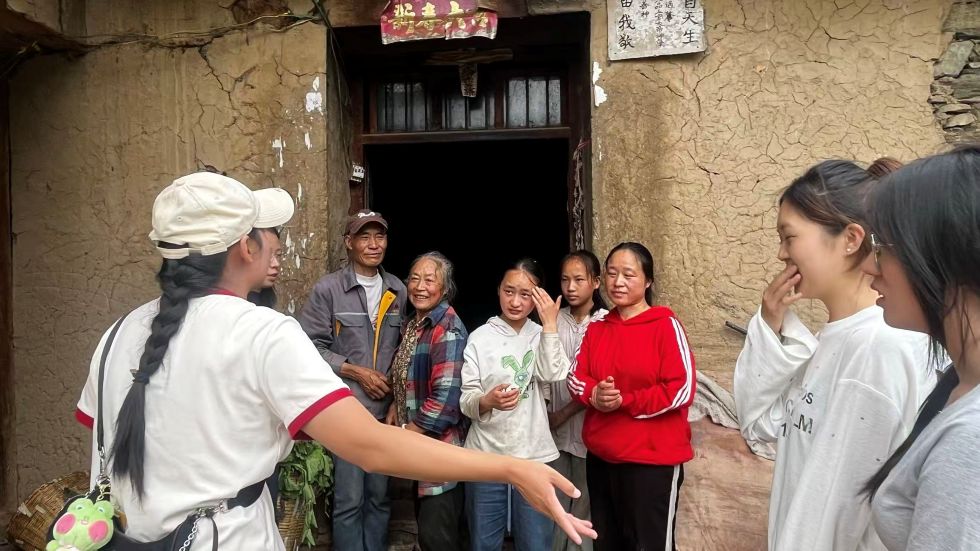 图为实践团志愿者走进藏族群众家中,与困难家庭亲切交流谈心。吴勉 供图
