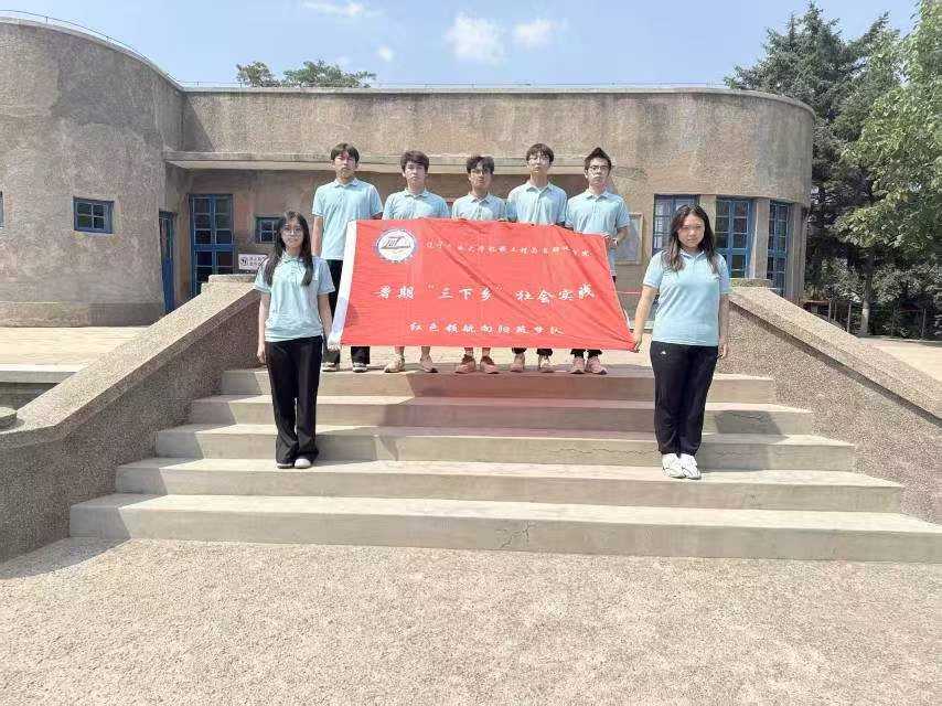 图:实践团成员参观配水池战斗遗址(供图:宋禹蒙)