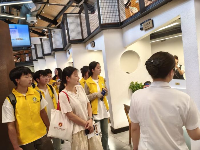 华中科技大学师生服务中心工作人员带领RA004团队参观