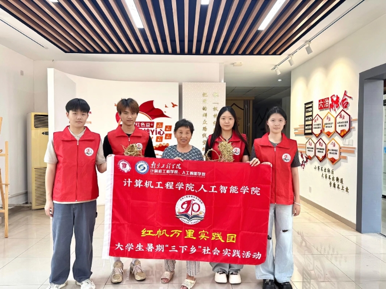 实践团与非遗手艺人合影