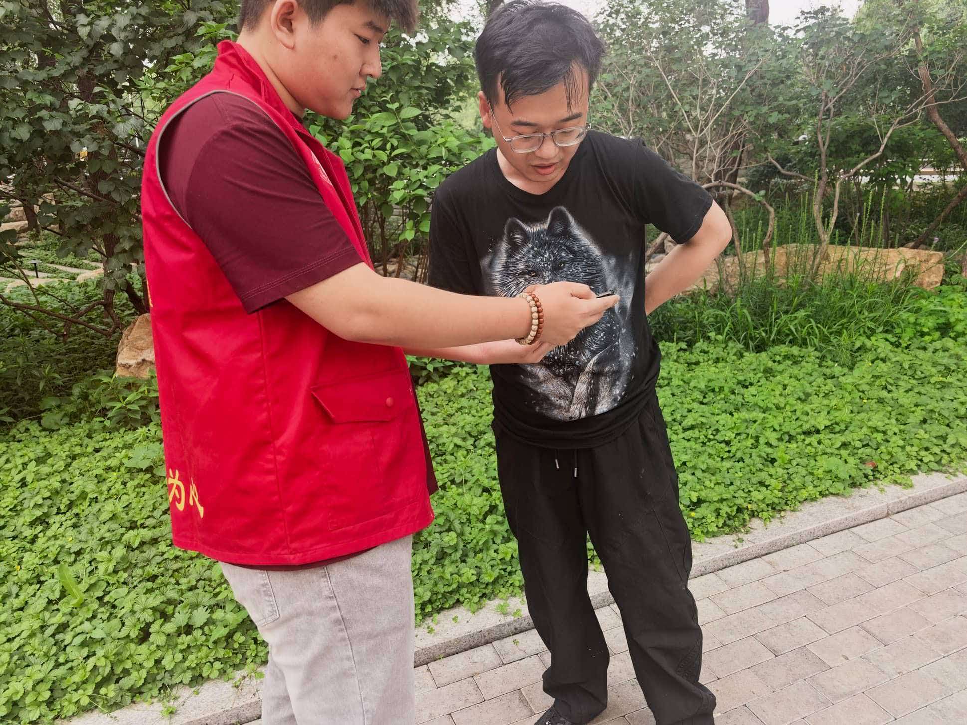 图为队员向社区路人宣讲乡村振兴相关知识。温明澈 供图。