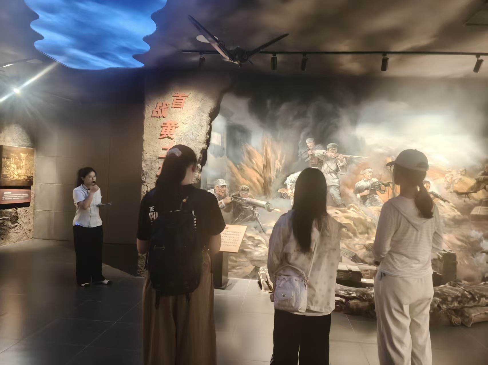 图为讲解员为实践团成员简述经典战役。周乐扬供图。
