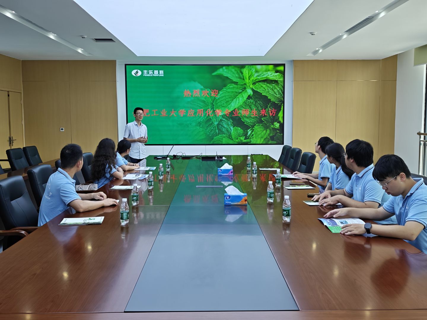 图为经理向实践团讲解企业概况。伊力哈木·司马义摄