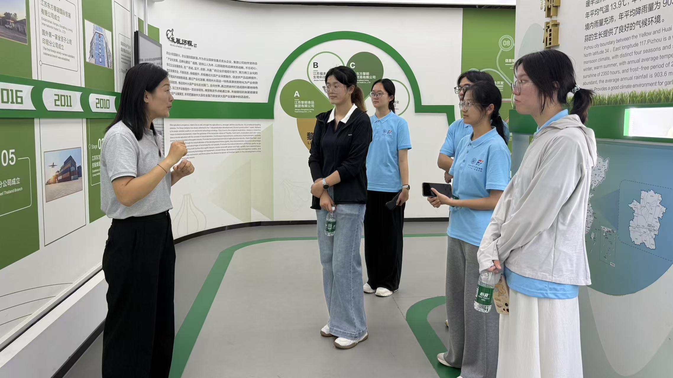 图为实践团成员在江苏黎明食品集团了解大蒜全产业链发展 吴政德供图