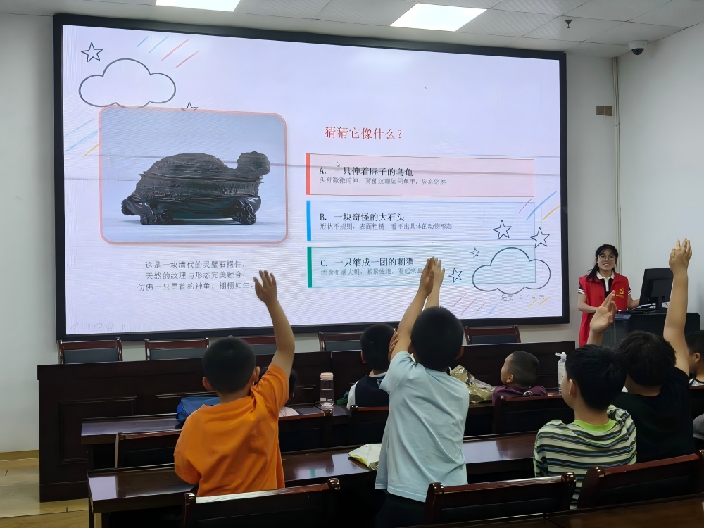 面向中小学生开展“红石相融,薪火相传”宣讲现场