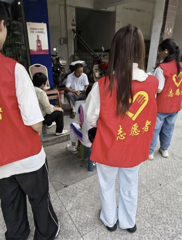 志愿者走近居民开展反诈宣传