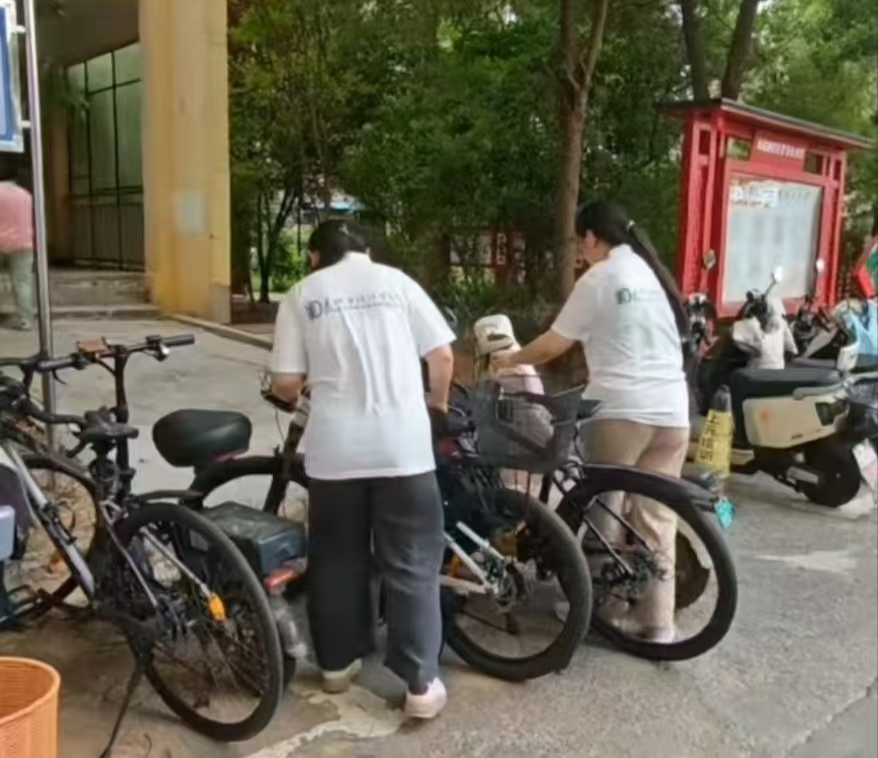 图为小队成员摆放社区车辆。曹学倩 供图