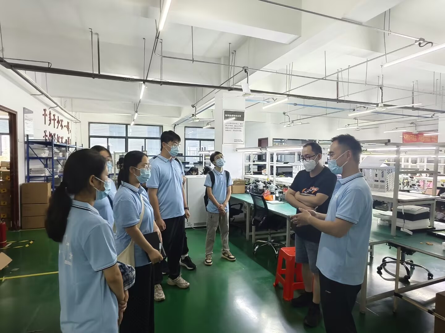 图为经理向实践团讲解企业概况。伊力哈木·司马义摄