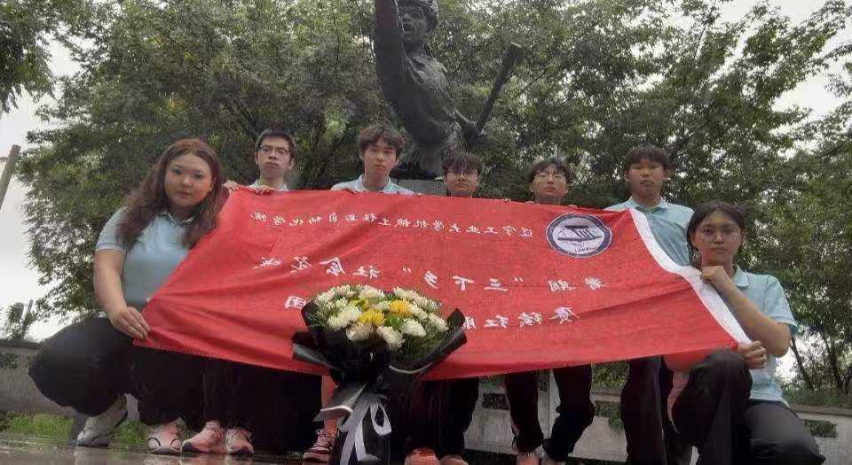 图:实践团成员参观梁士英烈士纪念地(供图:宋禹蒙)