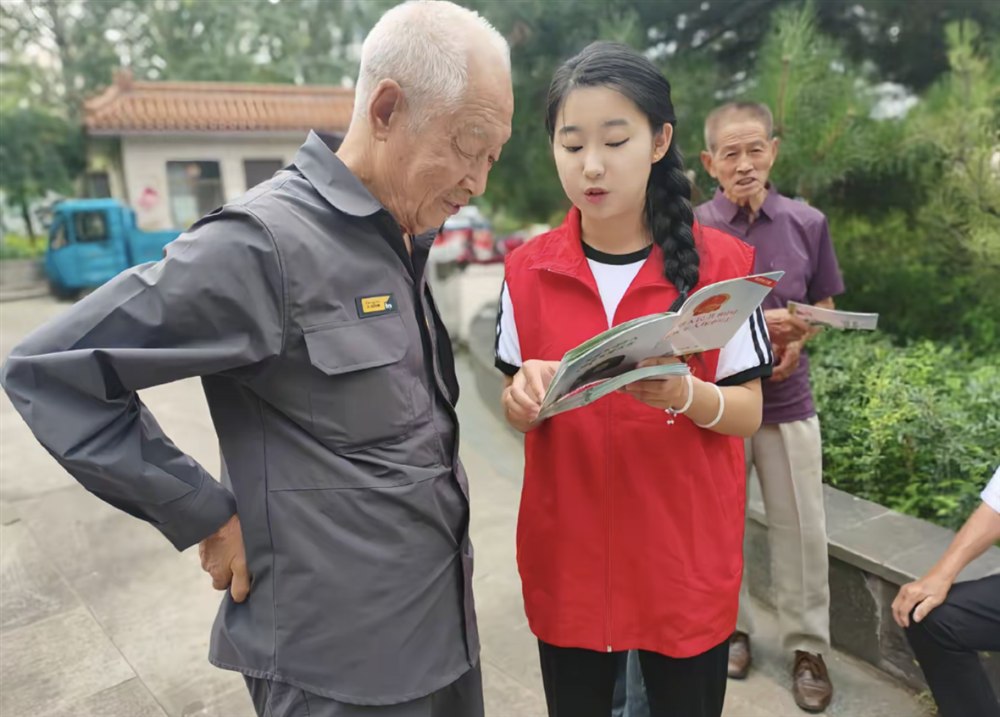 志愿者向社区老年居民讲解反诈知识