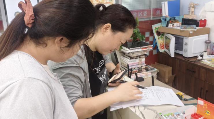 志愿者与家长沟通交流,填写问卷