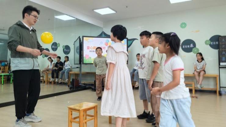 室内体育课孩子们一起做游戏