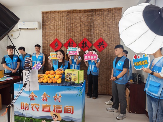 图 6:助农直播间同步开展助学政策解读