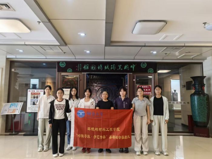 参观结束后“叩陶寻脉·守艺传薪”暑期社会实践队与馆长合影
